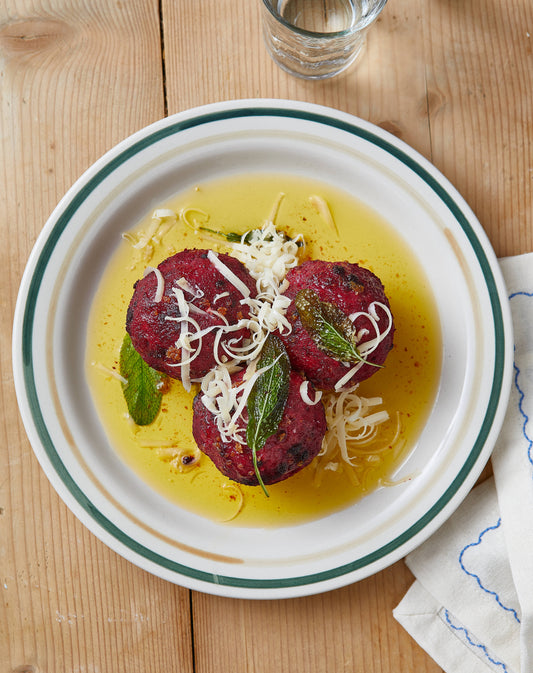 Rote-Bete-Knödel mit Salbeibutter & Bergkäse