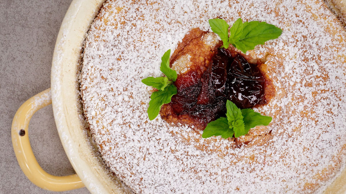 Grießschmarren-Soufflé mit Gin-Zwetschken