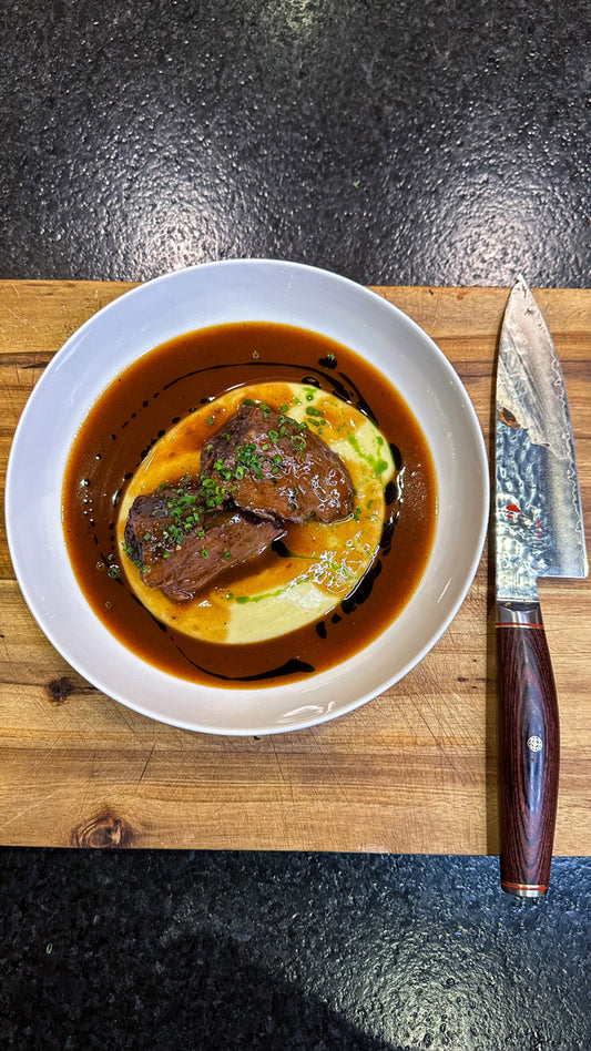 Klassiker geschmoorte Kalbsbackerl mit dem perfekten Kartoffelpürree und Butter-Karotten