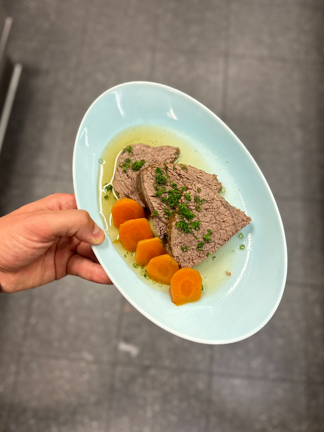 Tafelspitz & Rindsuppe mit Wurzelgemüse Krenfond und Rösterdäpfel (vom BIO Rind)